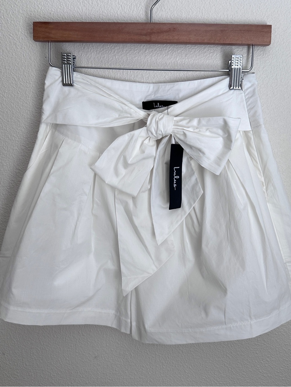 Lulu's Women’s White Tie-Front Women's Shorts Size S NWT
